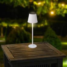 Solárne stolové svetlo s bielym tienidlo a stabilným podstavcom.