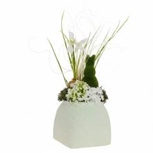 Jarné aranžmá v hrnčeku s kvetmi.