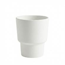 Biely obal na orchideu s moderným dizajnom.