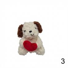 Kovová kľúčenka v tvare psíka so srdcom.