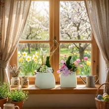 Jarné aranžmá v hrnčeku s kvetmi.