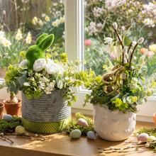 Jarné aranžmá v modrom hrnčeku s žltými tulipánmi a bielymi kvetmi.