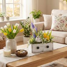 Jarné aranžmá s kvetmi a vajíčkami.