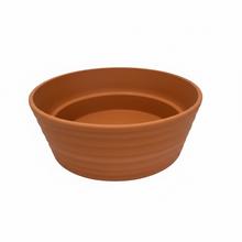 Misa v terakotovej farbe s pruhmi.