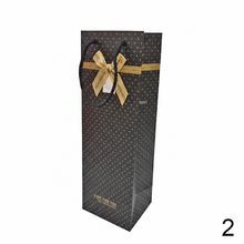 Darčeková taška na víno v mixe farieb s mašľou.