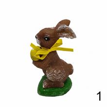 Hnedý zajac s vajíčkom a žltou stuhou.