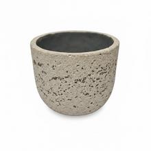 Umelý kameň kvetináč v pieskovej farbe.