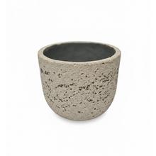 Umelý kameň kvetináč v pieskovom odtieni.