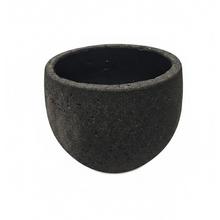 Umelý kameň kvetináč v čiernej farbe.