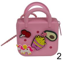 Kabelka s príveskom, so zipsom, rôzne farby a vzory.