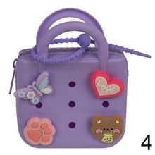 Kabelka s príveskom, so zipsom, rôzne farby a vzory.