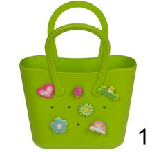 Kabelka s príveskom v rôznych farbách.