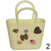 Kabelka s príveskom v rôznych farbách.