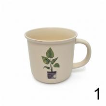 Porcelánová šálka s rastlinným motívom, 355 ml.