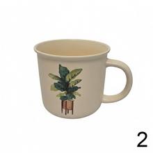 Porcelánová šálka s rastlinným motívom, 355 ml.