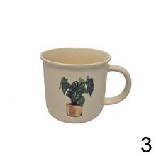 Porcelánová šálka s rastlinným motívom, 355 ml.