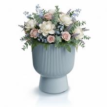 Okrúhly kvetináč svetlo šedej farby s vkladom.