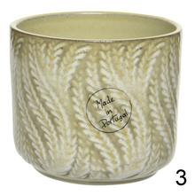 Sada keramických obalov na kvety v troch rôznych farbách.