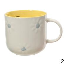Hrnčeky z porcelánu s farebnou glazúrou v troch farbách.