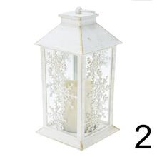 Biely LED lampáš so sviečkou a hviezdičkami.