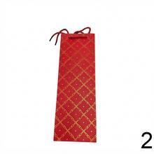 Taška na darčeky v striebornej, červenej a zlatej farbe.