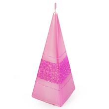 Ružová vianočná sviečka s glitrom v tvare pyramídy.