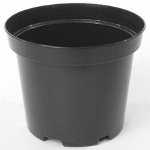 Čierny kontajner na rastliny s priemerom 18 cm a objemom 2,5L.