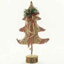 Vianočný stromček z textilu s ozdobami.