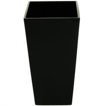 Čierny štvorcový kvetináč s vkladom.