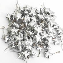 Strieborné hviezdičky na vianočné ozdoby.