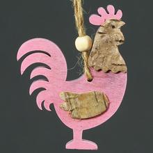 Závesný kohút z dreva, ružový s prírodnými detailmi.