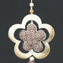 Girlanda kvetinového dizajnu z dreva.