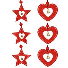 Sada červených drevených závesov v tvare srdca a hviezdy.