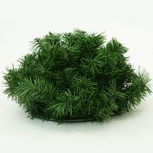 Umelý veniec s priemerom 33 cm vyrobený z umelých čečinových vetvičiek.