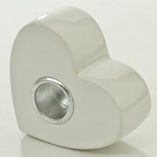 Biely svietnik v tvare srdca.