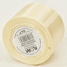 Satenová stuha v krémovej farbe, šírka 38 mm, dĺžka 10 m.