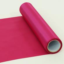 Satenová rolka v cyklamenovej farbe s rozmermi 32 cm x 6 m.