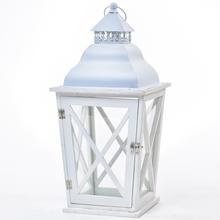 Veľký biely lampáš z dreva a kovu.