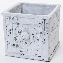 Cementový obal s jedným šuplíkom v antickej šedej farbe.