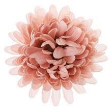 Umelá hlava chryzantémy v svetloružovej farbe.