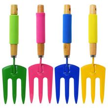 Ručná vidlica v štyroch farbách s drevenou rukoväťou.