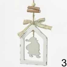 Biely drevený záves v tvare domčeka s mixom vzorov.