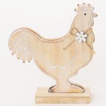 Drevený kohút s kvetinou v prírodnej farbe.