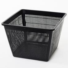 Čierny koš na vodné rastliny s perforovanými stranami.