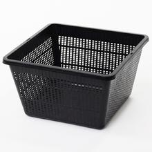 Čierny koš na vodné rastliny s perforovanými stranami.
