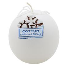 Biela guľa sviečky s nápisom COTTON a dekoráciou bavlníkových kvetov.
