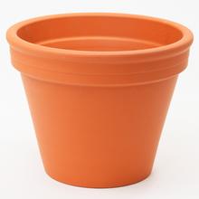 Terakotový kvetináč s priemerom 15,7 cm.