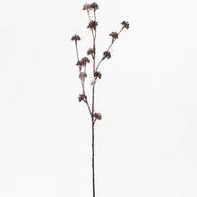 Umelé kvety s bordovými bobuľami, 68 cm dlhé.