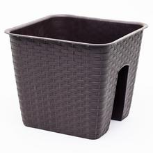 Hrantík na zábradlie v tmavej farbe s textúrou prúteného vzoru.