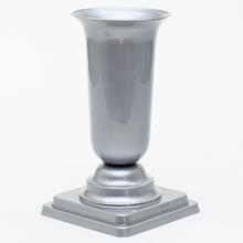 Šedá hrobová váza s podstavcom, výška 26,5 cm.